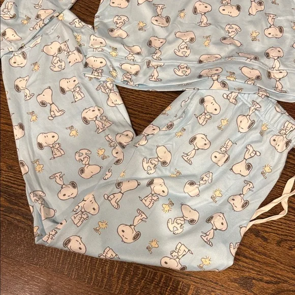 Adorable Blue woman’s peanuts size large snoopy Pajamas with Cartoon Print - Picture 4 of 5